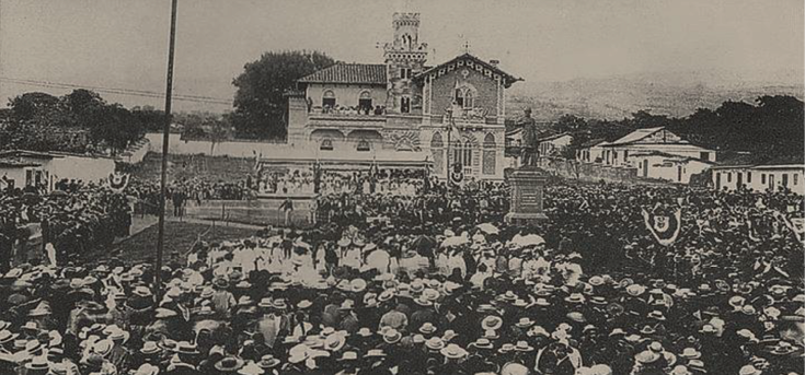 Foto en blanco y negro de una multitud de gente

Descripción generada automáticamente